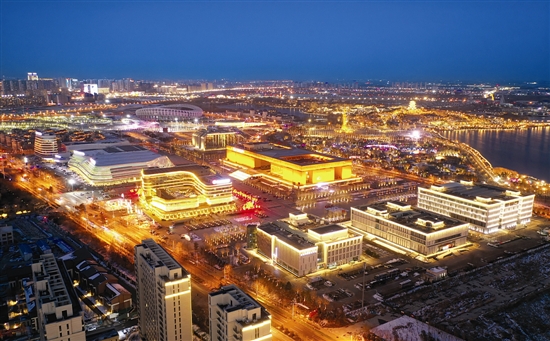 溢彩流光映南湖