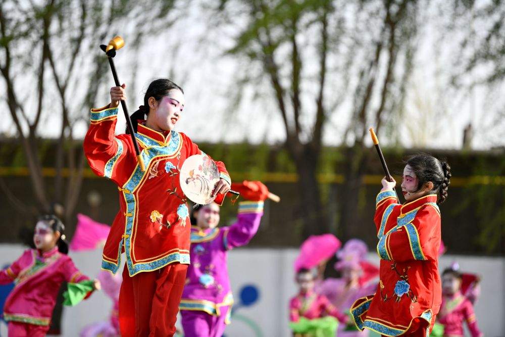 5月8日,河北省滦州市小闫营小学学生在排练地秧歌.新华社记者 牟宇 摄