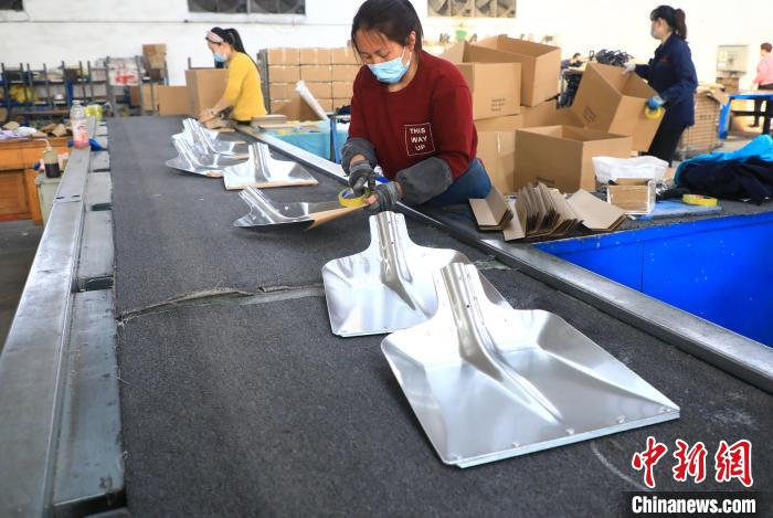 河北省滦南县钢锹产业经过40年发展，从当年的“家庭作坊”变成了现代化的大工厂。图为生产车间一角。　张洪鹏 摄