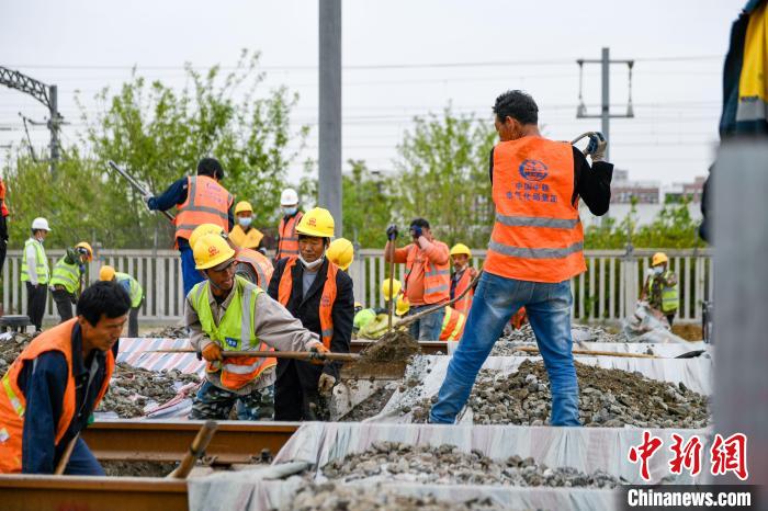 工人正在京唐城际铁路唐山站改造工程进行施工。　赵亮 摄