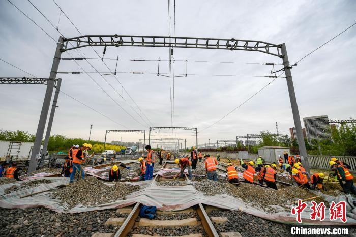 工人正在京唐城际铁路唐山站改造工程进行施工。　赵亮 摄