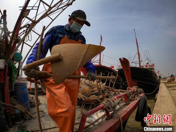 唐山市丰南区黑沿子镇码头渔船返港，渔民收拾网具。　崔光 摄