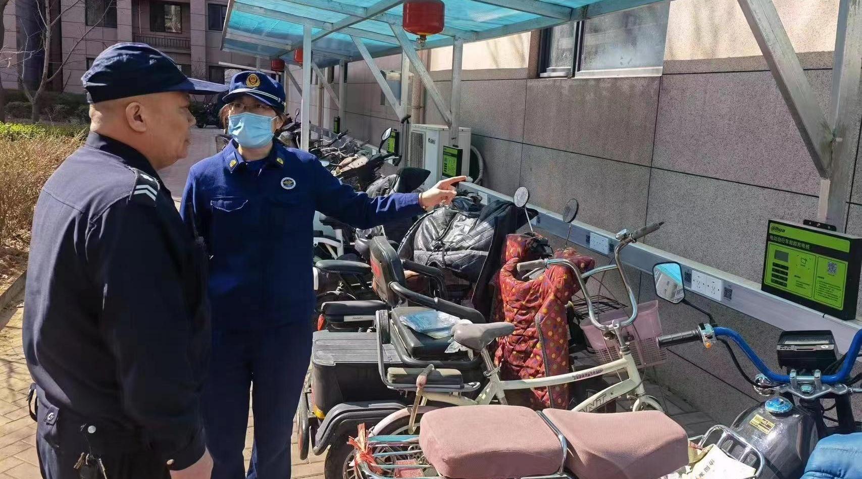 高新区消防救援大队深入社区开展电动车消防安全检查与宣传活动