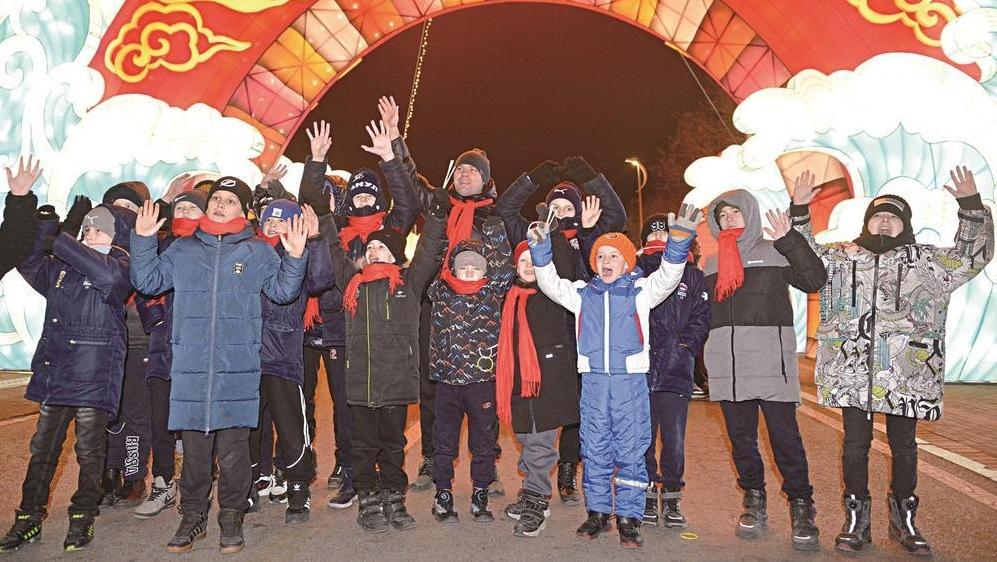 中俄青少年冰球邀请赛代表队共赏唐山南湖春节灯会