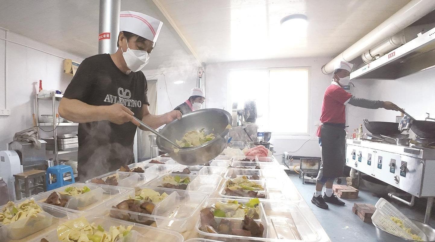 玉田县窝洛沽镇西厂村孝老爱幼大食堂：荤素搭配  好吃不贵