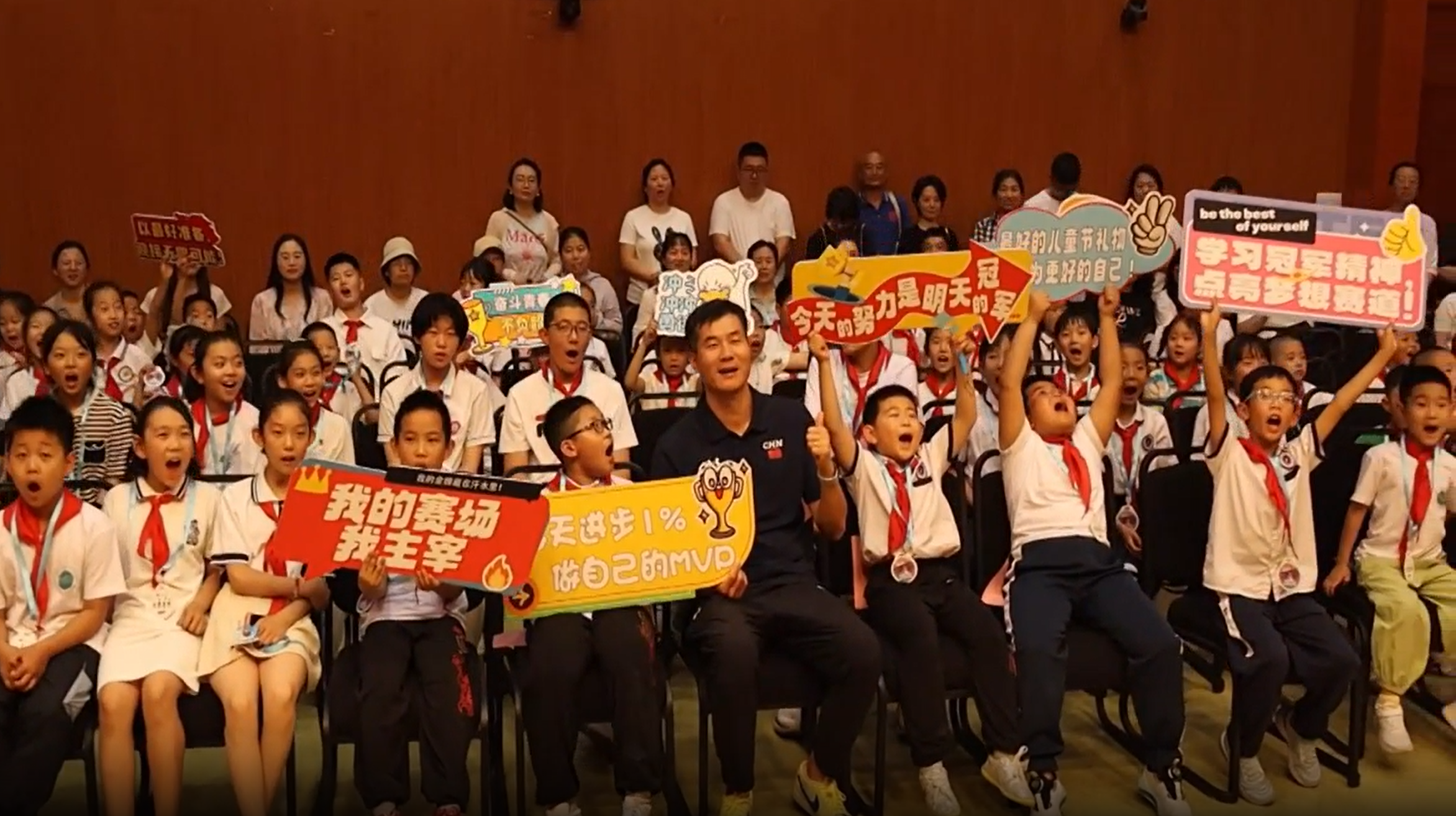 史冬鹏走进唐山青少年宫 与少年儿童共庆“六一”