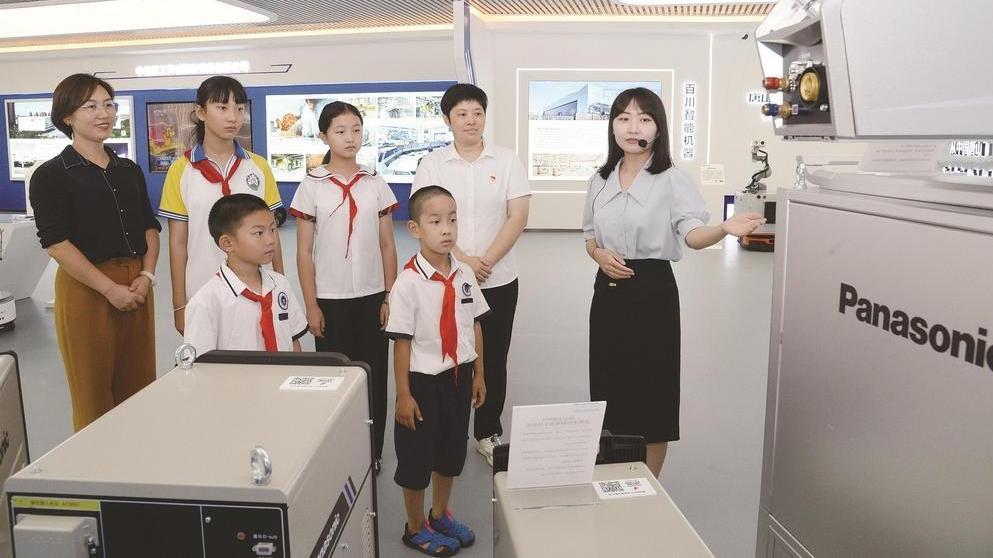 从“制造”到“智造”——记者探访机器人产业创新现场