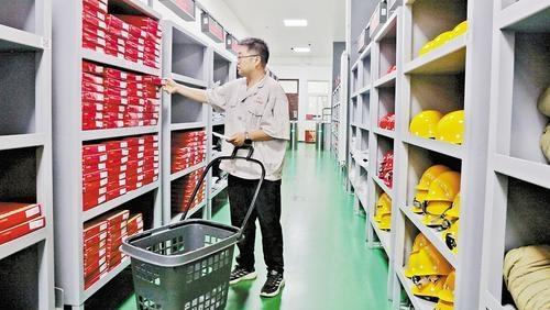 “排队领”变“刷脸取” 劳保超市真智慧