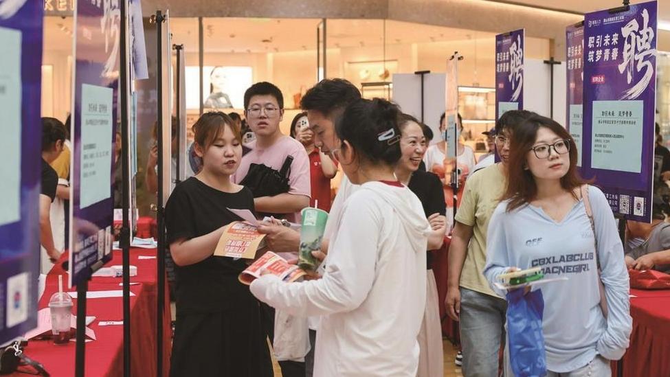 路南区“百日千万”专场招聘助就业