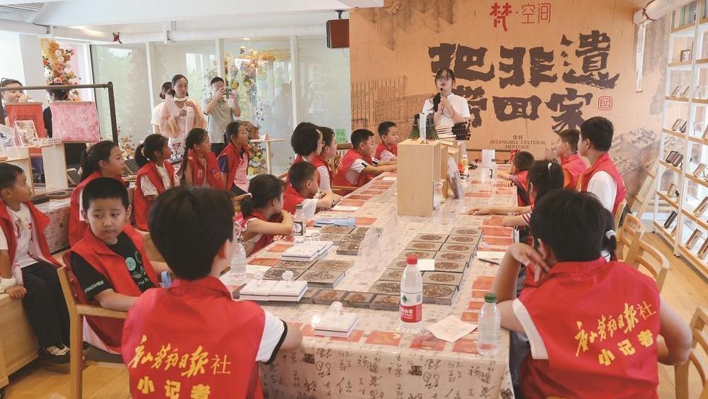 唐山劳动日报社小记者南湖探秘解锁奇幻游园密码 感受非遗拓印魅力