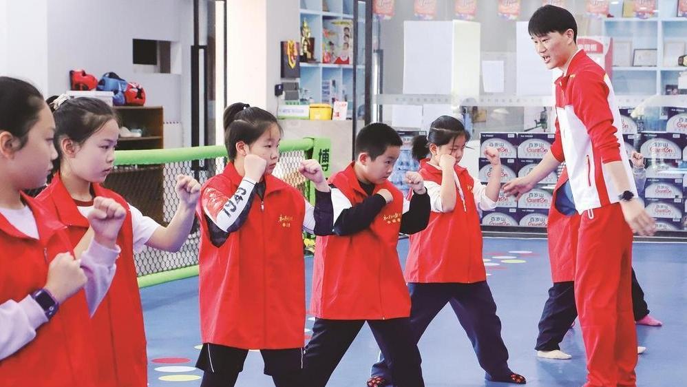 报社小记者走进博天下散打泰拳俱乐部拳脚间悟坚韧 汗水中品成长