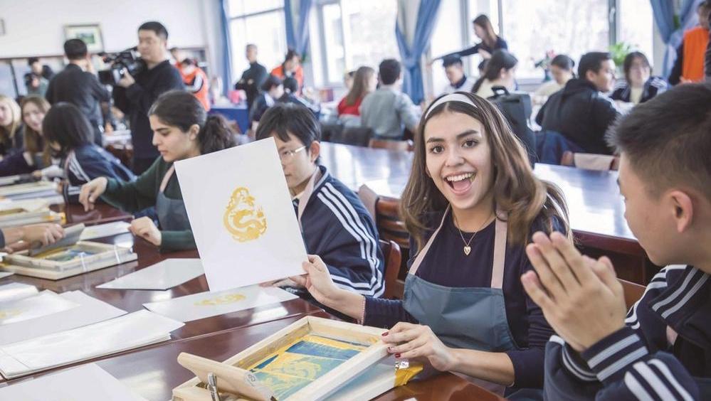 探访唐山熠崇贤陶瓷艺术展馆：触摸陶瓷贴花的百年艺术脉络