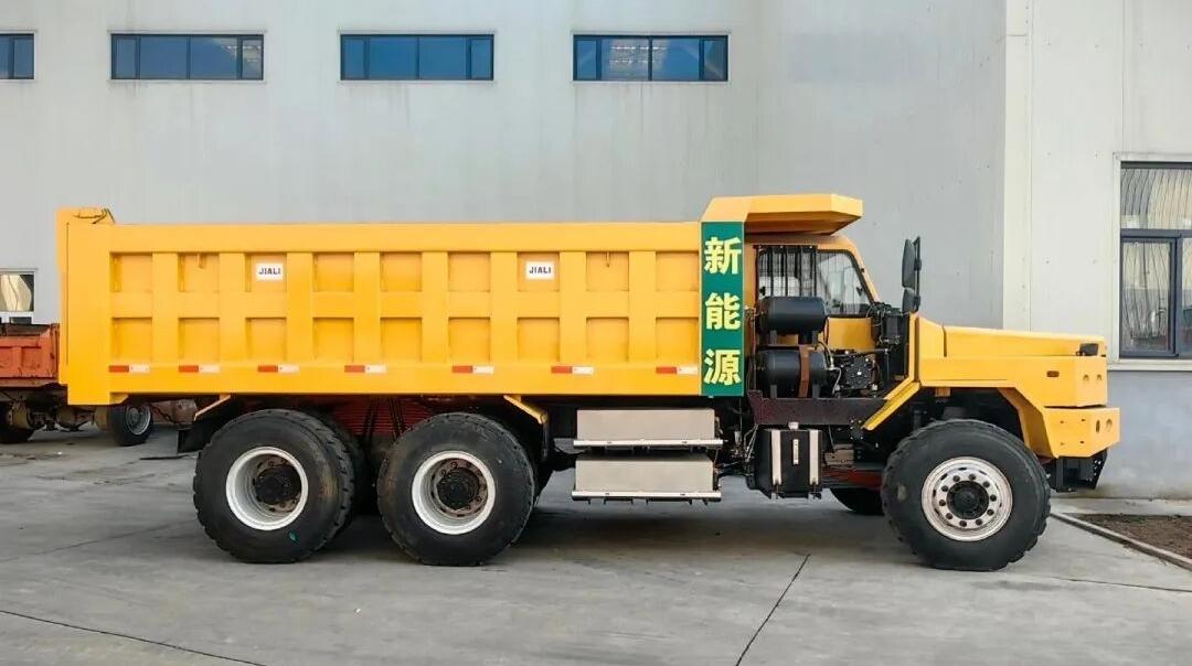 国内首台25吨纯电动矿用地下自卸卡车唐山下线