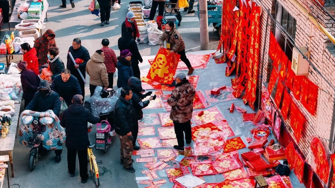 乡村大集年味浓 春运安全不放松   