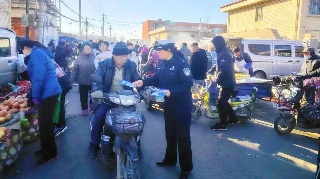 平安迎新春 交警护万家