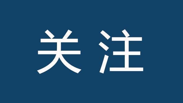 交警劝导文明停车 确保假期通行顺畅