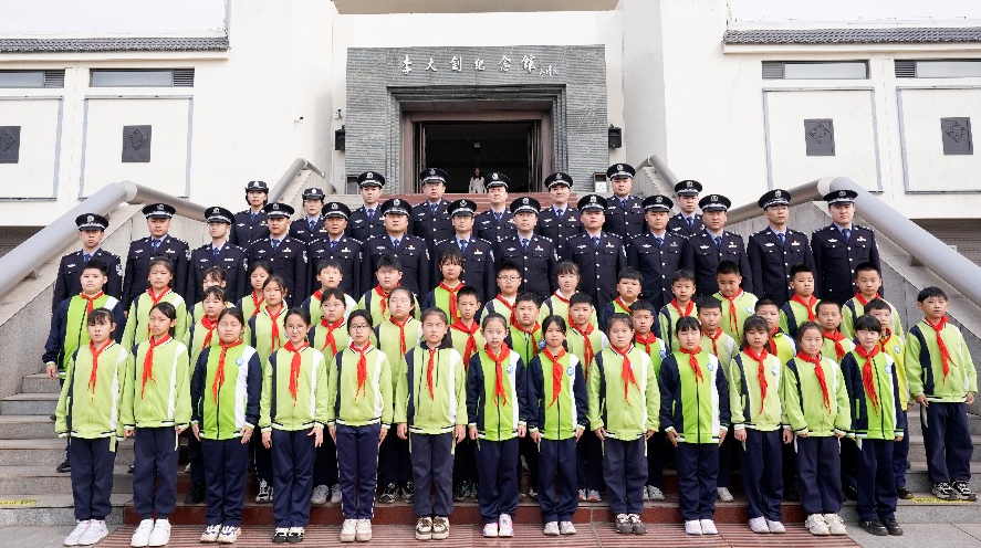 “缅怀革命先烈传承大钊精神”唐山、曹妃甸边检携手海港六中师生共同开展主题祭扫活动