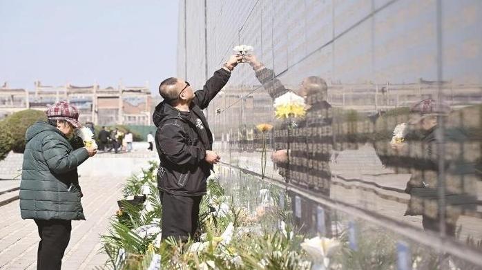 鲜花寄哀思 清明更“清明”