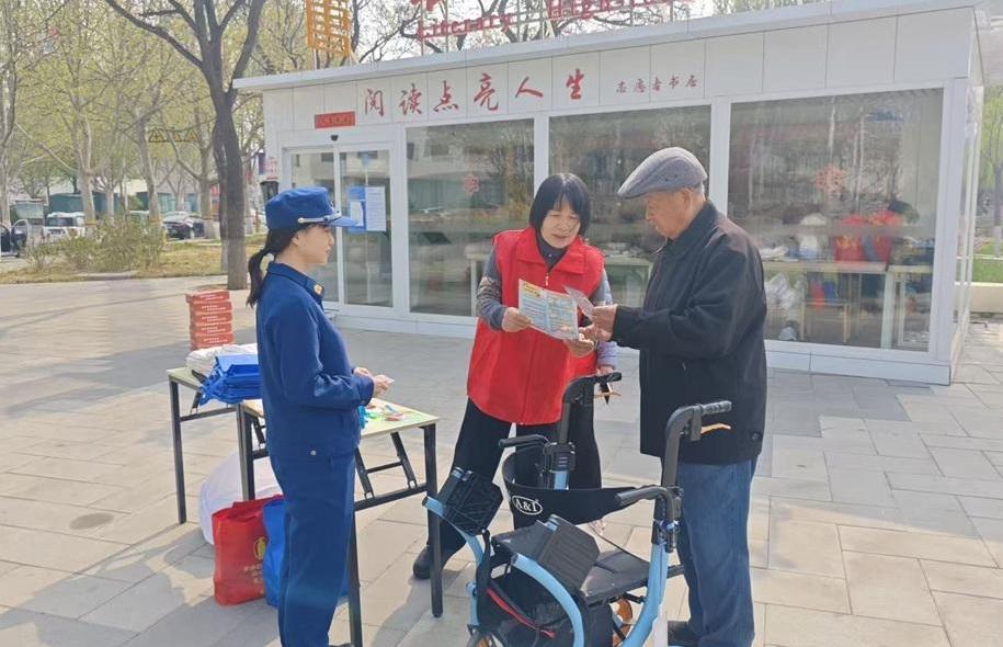 唐山高新区消防救援大队携手志愿者开展消防宣传活动