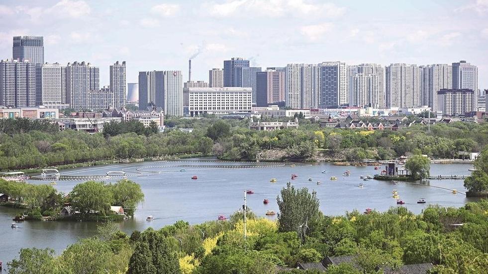 八方游客乐享假期文旅盛宴