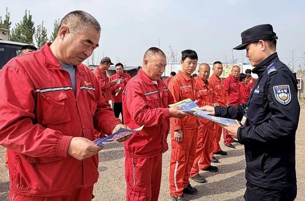 唐山高新区交警组织危化品运输企业开展实战应急演练