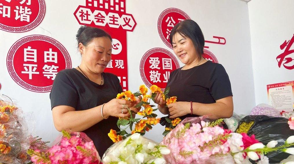 庭院“花开富贵” 巧手捻出幸福