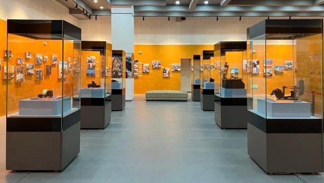 光影四十年 见证新唐山《唐山新篇——李耀东先生摄影及影像收藏系列展》开展