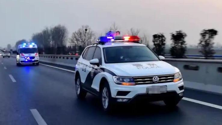 高新交警紧急护送手伤群众就医